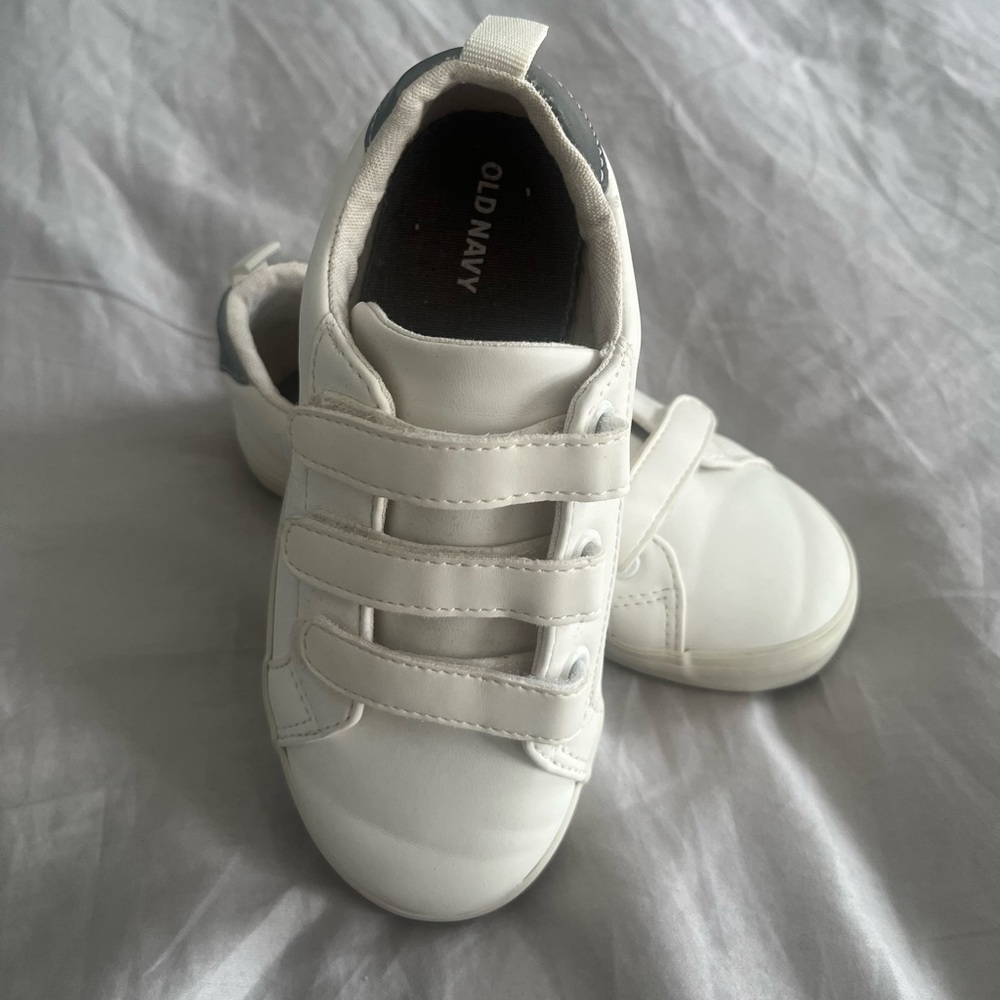 Boys OldNavy Velcro sneaker